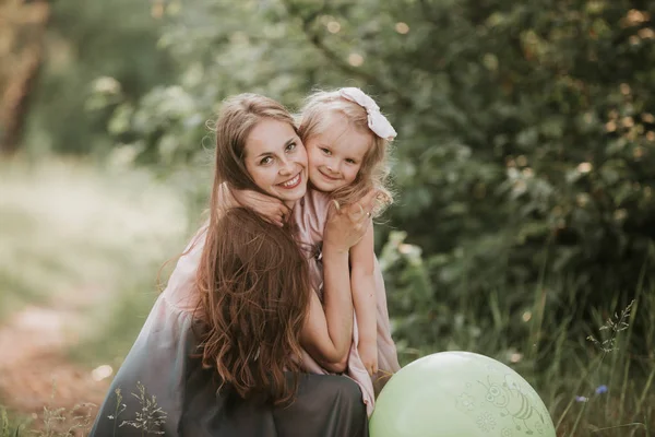 Beautiful Mother And her little daughter outdoors. Nature. Beauty Mum and her Child playing in Park together. Outdoor Portrait of happy family. Happy Mother's Day Joy. Mom and Baby — Stock Photo, Image