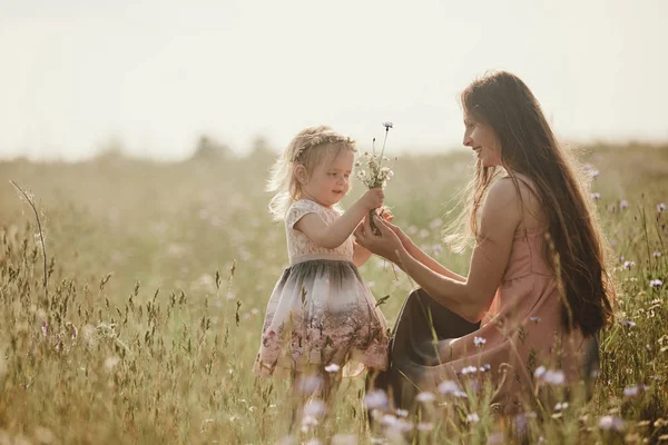 Bella madre e sua figlia all'aperto. La natura. Ritratto all'aperto di famiglia felice. Beauty mamma e suo figlio giocano insieme a Park. Buona Festa della Mamma Gioia. Mamma e bambino — Foto Stock