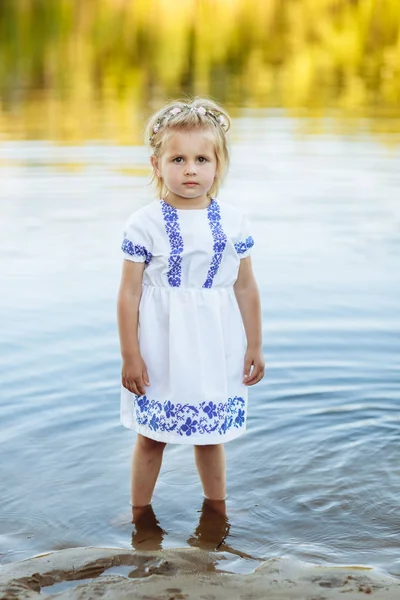 Retrato de uma menina que está na água em um vestido branco. praia no verão . — Fotografia de Stock