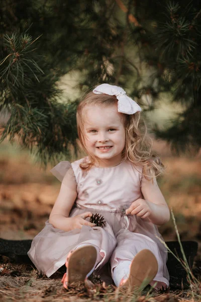 Menina retrato ao ar livre. Menina bonito andando na floresta. Menina incrível em um vestido engraçado posando no fundo da natureza . — Fotografia de Stock