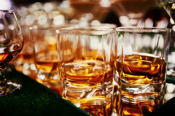 Lunettes de whisky sur fond de bar. beaucoup de verres de whisky. verres de whisky ou de brandy — Photo
