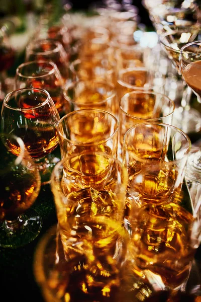 Lunettes de whisky sur fond de bar. beaucoup de verres de whisky. verres de whisky ou de brandy — Photo