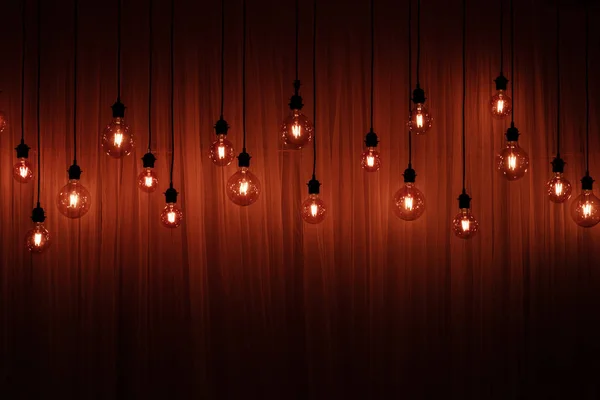 Glühbirne auf dunklem Hintergrund. Raum für Ihre Aufgabe oder Nachricht. Girlanden-Glühbirne — Stockfoto