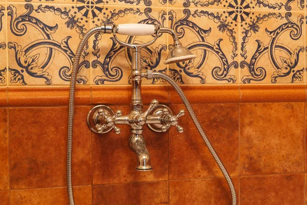 Retro Żuraw i prysznic w łazience. w łazience jest w stylu retro z kranu fornir i marmuru powierzchni. — Zdjęcie stockowe