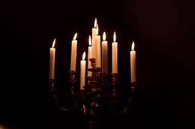 eski mum vintage bronz şamdan yakma. Siyah arka plan izole