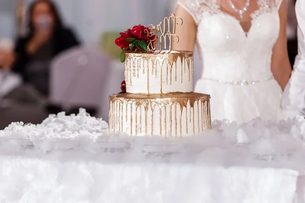 Ohromující svatební dort a velkolepé dekorace. svatební dort s kouřem — Stock fotografie