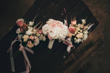 güzel Düğün buketi, düğün çiçekçiliği. Şık düğün buketi gelin. Yakından kapatın. Yan görünüm. Düğün dekoru. Sanat.