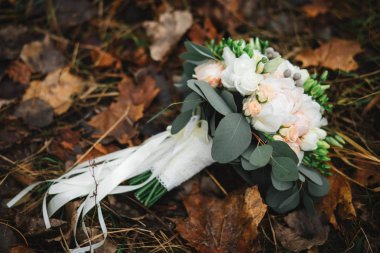 güzel Düğün buketi, düğün çiçekçiliği. Şık düğün buketi gelin. Yakından kapatın. Yan görünüm. Düğün dekoru. Sanat.