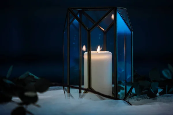 Brennende Kerzen auf Bronzekerzenständer vor dunklem Hintergrund zu Hause. Kerzen im Innenraum. Vintage-Stil. ruhige romantische Atmosphäre. horizontales Bild für Design. — Stockfoto