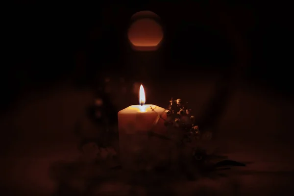 집에서 어두운 배경에 청동 촛대에 촛불을 굽기.내부에 촛불. 빈티지 스타일입니다. 차분한 로맨틱 한 분위기. 디자인을 위한 수평 이미지. — 스톡 사진