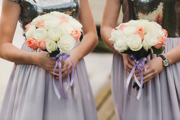 A noiva em um vestido de noiva elegante mantém um belo buquê de flores diferentes e folhas verdes. Tema do casamento — Fotografia de Stock