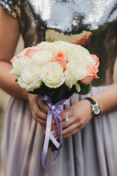 A noiva em um vestido de noiva elegante mantém um belo buquê de flores diferentes e folhas verdes. Tema do casamento — Fotografia de Stock