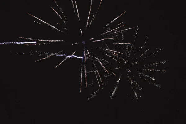 Festivo saludo multicolor en el fondo el oscuro cielo nocturno. Saludo de la pirotecnia . — Foto de Stock