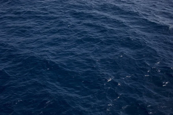 Mavi Tonları Su Dalgaları Yüzey arka plan olarak. deniz suyu dokusu. Zemin yakınsama için su akışı su akışının yüzeyidir. — Stok fotoğraf
