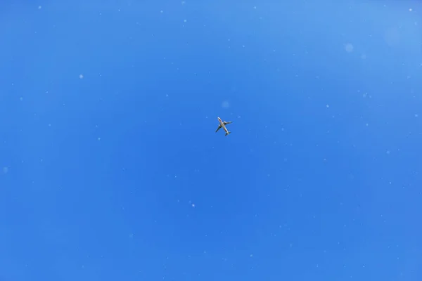 空の飛行機。青空の飛行機空を横切る飛行機の道 — ストック写真
