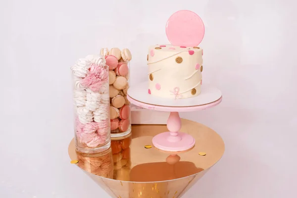 Piękny tort urodzinowy z różowym wystrojem na urodziny dziecka Yearling. Candy Bar z makaronami i marshmallows — Zdjęcie stockowe