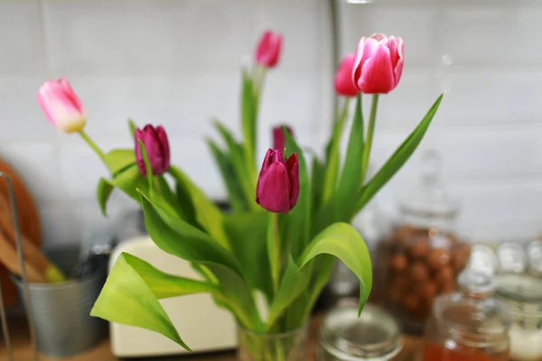 Buquê de tulipas no fundo da cozinha . — Fotografia de Stock