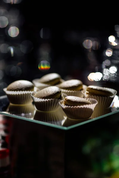 Macarrones en superficie negra. Pasteles de macarrones de chocolate sobre un fondo negro . — Foto de Stock