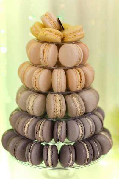 Luxus Hochzeit Schokoriegel Tischset. Makronenturm oder Pyramide und Cupcakes auf dem süßen Desserttisch. Pastellfarben, Süßigkeiten, Leckereien — Stockfoto