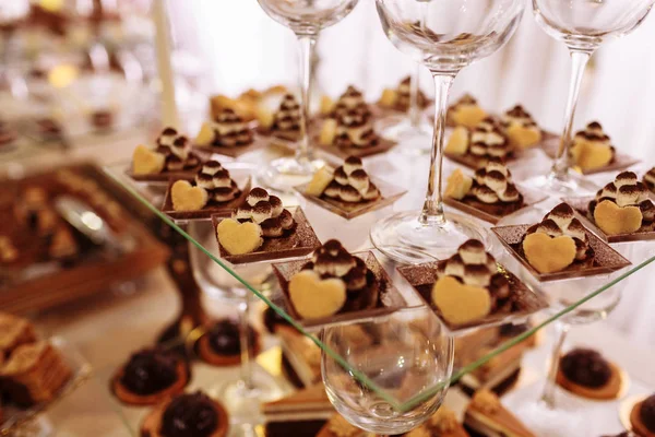 Barra de caramelo de boda con muchos postres diferentes. Enfoque selectivo . — Foto de Stock