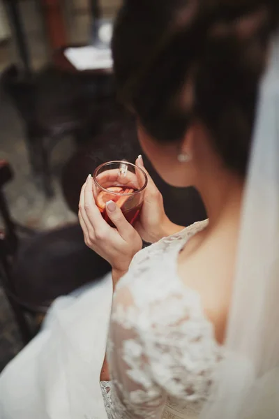 Sposa che beve una tazza di tè prima del matrimonio. Giovane sposa che beve tè. Sposa in un caffè . — Foto Stock