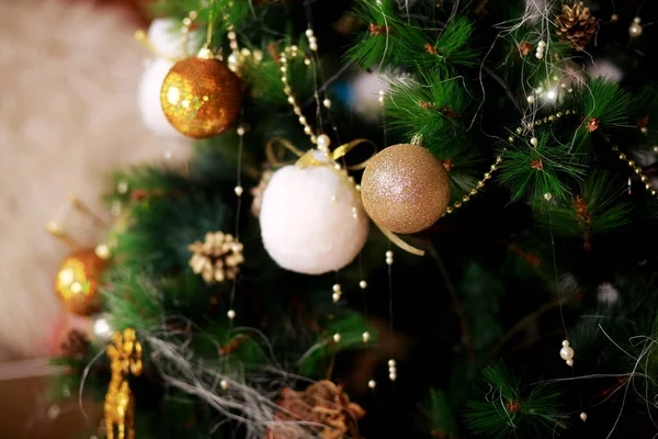 Tło świąteczne wakacje. Złote i białe bomble wiszące z dekorowane na drzewie z bokeh i śniegu, Kopiuj przestrzeń. — Zdjęcie stockowe