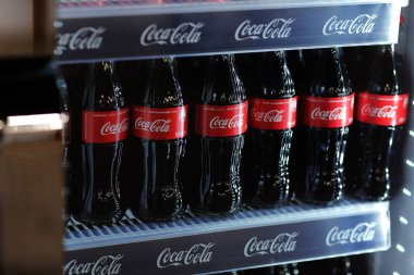 Rivne, Ukrayna - 18 Şubat 2020: Coca Cola şişeleri mini buzdolabında içerken.