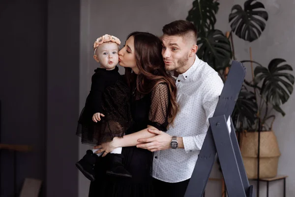 Retrato Belos Pais Jovens Seus Abraços Filhinhos Bonitos Sorrindo Dentro — Fotografia de Stock