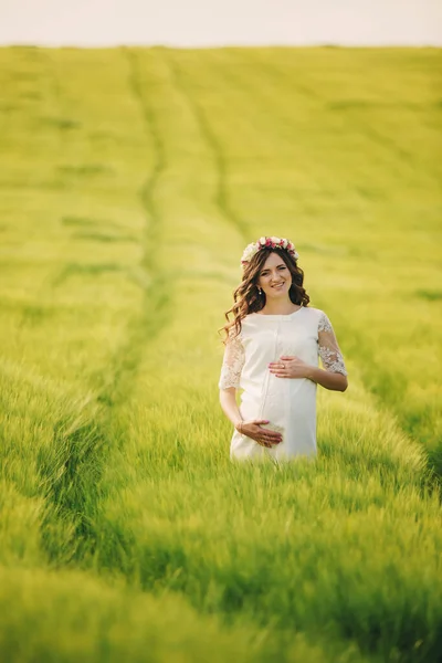 Tânără Însărcinată Lipsită Iarbă Verde Tânăra Fată Însărcinată Frumoasă Coroană — Fotografie, imagine de stoc