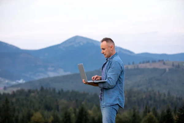 Jovem Trabalhando Laptop Nas Montanhas Trabalhar Online Conceito Cobertura Broabando — Fotografia de Stock
