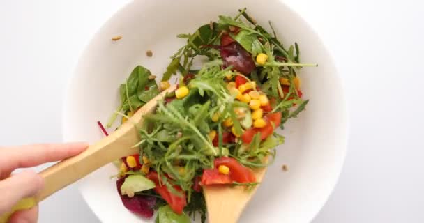 Gros Plan Femme Remuant Cuillère Bois Salade Végétalienne Appétissante Fraîche — Video