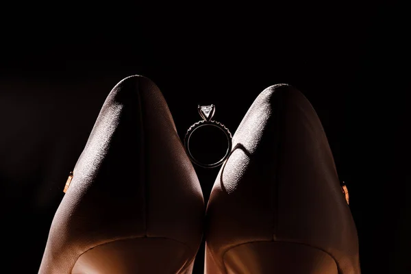 Anillo Dorado Con Diamante Entre Par Zapatos Novia Sobre Fondo — Foto de Stock
