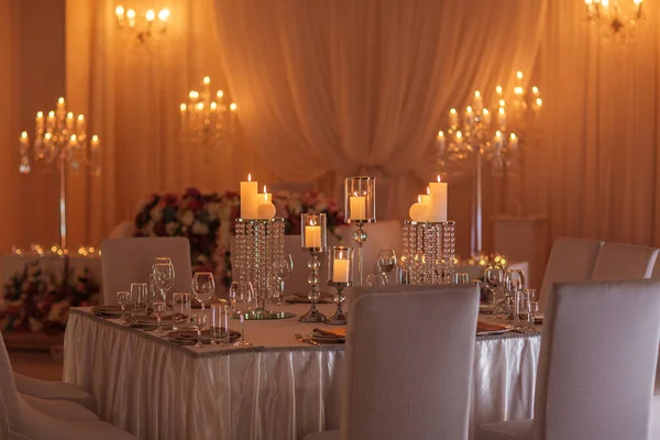 Hochzeitssaaldekoration Mit Kristall Kronleuchtern Und Kerzen — Stockfoto