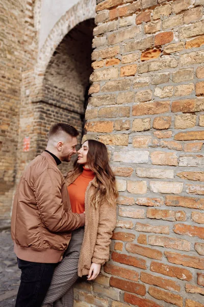 Verliebt stilvolles junges Paar, das sich in der Stadt küsst. Mode im Freien sinnliche romantische Porträt der schönen jungen Paar Umarmungen und Küsse auf der Stadt. Selektiver Fokus — Stockfoto