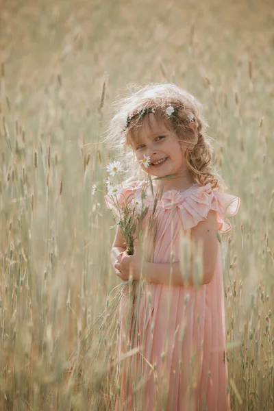 Uma Menina Num Campo Trigo Menina Com Buquê Trigo Luz — Fotografia de Stock