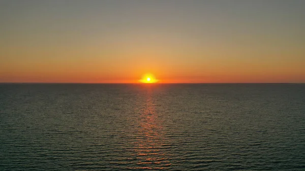 Belo nascer do sol sobre o horizonte. Fotografia aérea. nascer do sol no oceano — Fotografia de Stock