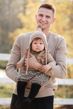 Mutlu baba-kız güzel bir sonbahar parkında yürürken oynuyorlar. Küçük kızıyla mükemmel bir hafta sonu babası. Babalar Günü.