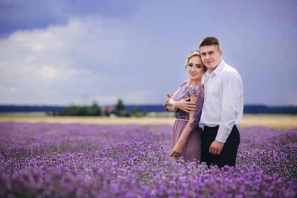 Unga Par Kärlek Kramas Och Går Lavendel Fält Sommaren Molnig — Stockfoto
