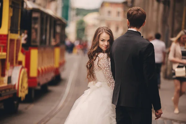 Glad Nygifta Par Promenad Gamla Europeiska Stan Gatan Vacker Brud — Stockfoto