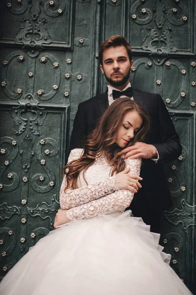 Pareja Boda Abrazos Cerca Puerta Verde Vintage Murallas Piedra Fondo —  Fotos de Stock