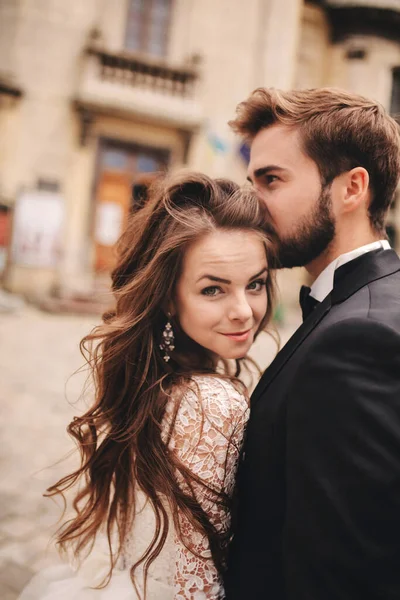 Glückliches Brautpaar Das Sich Der Alten Europäischen Stadtstraße Umarmt Und — Stockfoto
