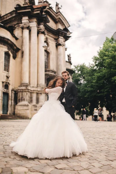 Noiva Elegante Noivo Gentilmente Abraçando Rua Cidade Europeia Casamento Lindo — Fotografia de Stock