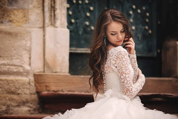 Retrato Uma Bela Noiva Jovem Vestido Noiva Branco Com Cabelo — Fotografia de Stock