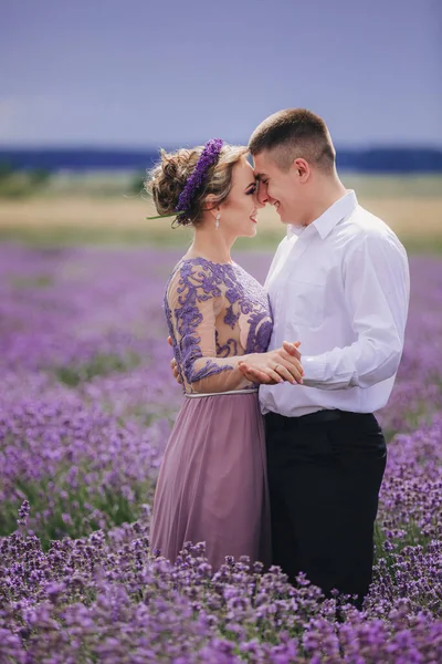 Pareja Joven Enamorada Abrazándose Caminando Campo Lavanda Día Nublado Verano —  Fotos de Stock