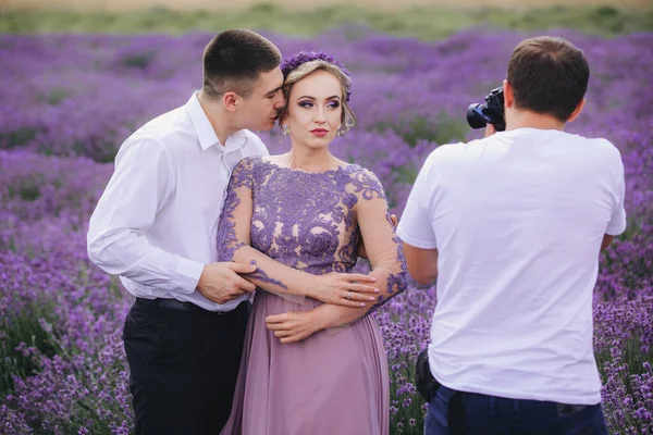 Professioneller Fotograf Fotografiert Verliebte Paare Lavendelfeld Liebesgeschichte Einem Sommertag — Stockfoto