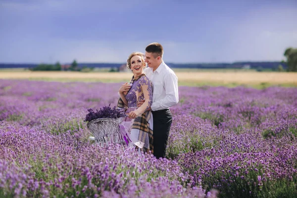 Glückliches Junges Paar Spaziert Mit Retro Fahrrad Lavendelfeld Frau Lila — Stockfoto