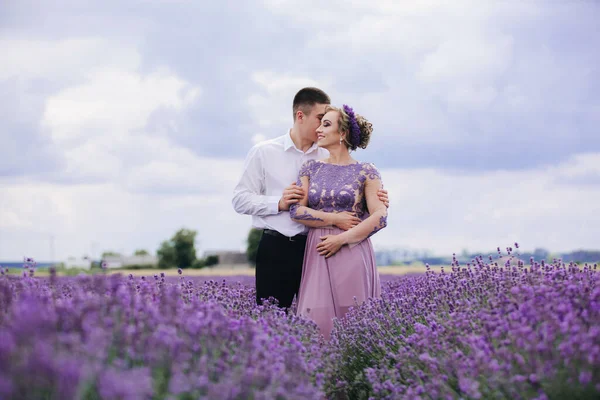 Ein Junges Verliebtes Paar Umarmt Sich Und Geht Einem Bewölkten — Stockfoto