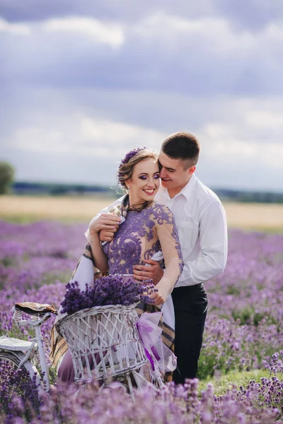 Heureux Jeune Couple Marchent Avec Vélo Rétro Dans Champ Lavande — Photo