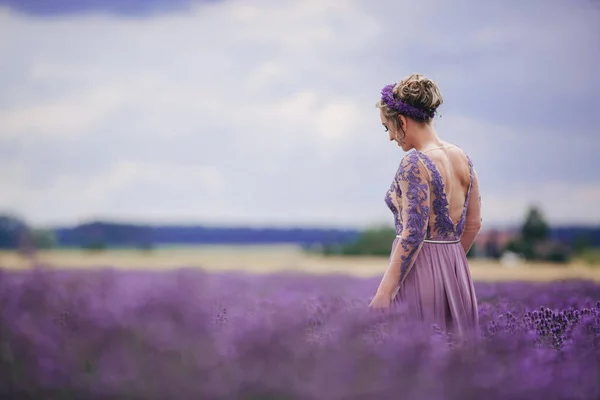 Porträtt Vacker Romantisk Kvinna Lila Klänning Fältet Lavendel — Stockfoto