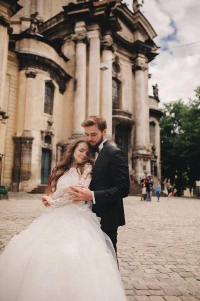 Stílusos Menyasszony Vőlegény Gyengéden Ölelkeznek Európai Város Utcáján Gyönyörű Pár — Stock Fotó